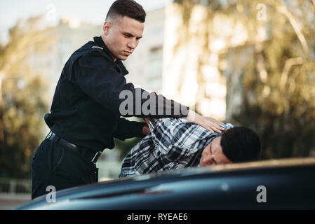 Polizeibeamte Verhaftungen der Fahrer violator auf der Straße Stockfoto