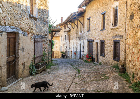 Frankreich, Ain, Perouges, mittelalterliche Stadt, mit der Bezeichnung les plus beaux villages de France (Schönste Dörfer Frankreichs), Rue des Rondes, Kopfsteinpflaster Stockfoto