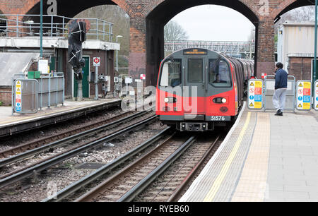 London, Februar 21.: London Triebwagen auf einer Station am Februar 21, 2019 in London. Die Londoner U-Bahn ist der 11 Verkehrsreichsten U-System weltweit mit 1. Stockfoto