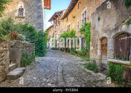 Frankreich, Ain, Perouges, mittelalterliche Stadt, mit der Bezeichnung les plus beaux villages de France (Schönste Dörfer Frankreichs), Rue des Rondes, Kopfsteinpflaster Stockfoto