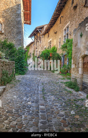 Frankreich, Ain, Perouges, mittelalterliche Stadt, mit der Bezeichnung les plus beaux villages de France (Schönste Dörfer Frankreichs), Rue des Rondes, Kopfsteinpflaster Stockfoto
