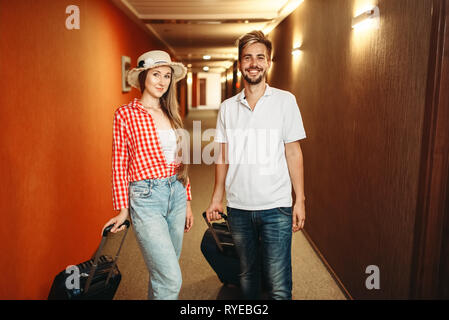 Paar mit Koffer Einchecken in das Hotel Stockfoto