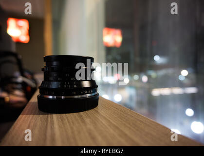 Ein Objektiv neben dem Fenster Stockfoto
