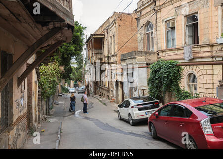 Tiflis, Georgien - 22. SEPTEMBER 2018: Verfallene Häuser in den engen Gassen der Altstadt, Sololaki Bezirk, Tschaikowsky Straße Stockfoto