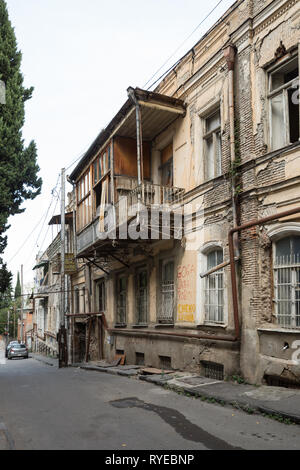 Tiflis, Georgien - 22. SEPTEMBER 2018: Verfallene Häuser in engen Gassen in der Altstadt, Sololaki Bezirk, Tschaikowsky Straße Stockfoto