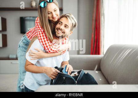 Paar bereitet Taschen und Pässe für Ferienhäuser Stockfoto