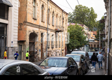 Tiflis, Georgien - 22. SEPTEMBER 2018: alte Herrenhaus mit Stuckdekorationen in der Altstadt, Sololaki Bezirk, Pavle Ingorokva Straße Stockfoto