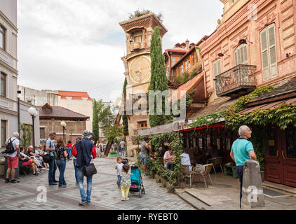 Tiflis, Georgien - 22. SEPTEMBER 2018: die Masse der Touristen in der Nähe der Rezo Gabriadze Puppentheater mit einem schiefen Turm Stockfoto