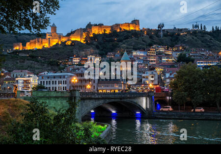 Tiflis, Georgien - 22. SEPTEMBER 2018: Bunter Abend Blick auf die Altstadt und die beleuchteten Festung Narikala Stockfoto