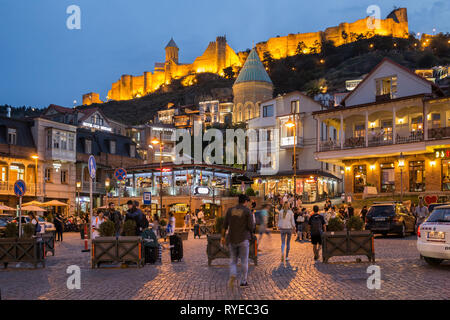 Tiflis, Georgien - 22. SEPTEMBER 2018: Abend Nacht malerischen Blick auf Vakhtang Gorgasali Square. Beliebter Treffpunkt für Einheimische und Touristen Stockfoto