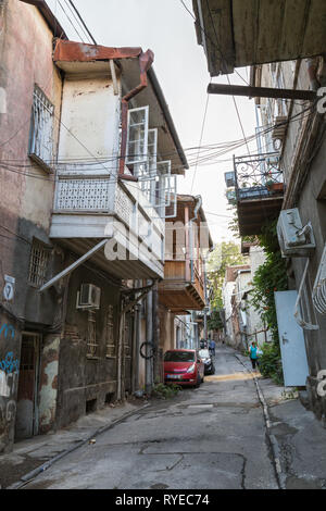 Tiflis, Georgien - 23. SEPTEMBER 2018: Authentische Gasse in der Altstadt von Tbilissi Stockfoto