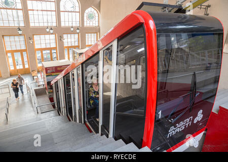 Tiflis, Georgien - Oktober 02, 2018: mtatsminda Standseilbahn in Tiflis. Nicht identifizierte Touristen in die Seilbahn zum Berg Mtatsminda zu Reisen oder Stockfoto