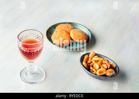 Ein Glas Wein mit Keksen und Muttern, mit Kopie Raum Stockfoto