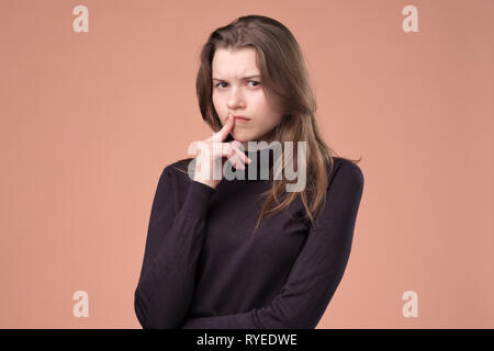 Denken junge Frau, die versucht, eine richtige Entscheidung zu treffen. Stockfoto