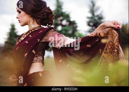 Indisches Mädchen mit orientalischen Schmuck und Make-up Henna angewendet. Brunette hinduistische Modell Mädchen mit indischen Schmuckstücke. Stockfoto