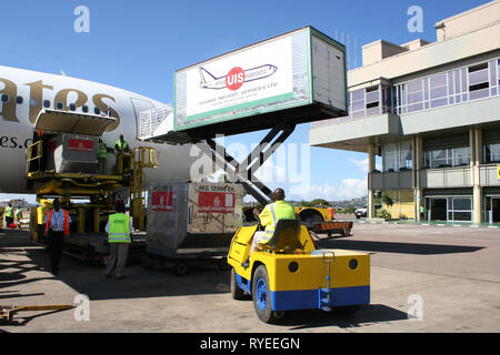 Inflight Services auf einem Emirates Flugzeug am internationalen Flughafen Entebbe, Uganda geladen wird. Stockfoto