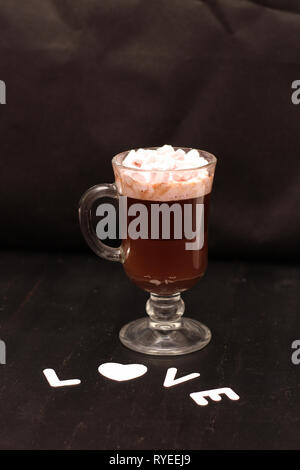 Hot Drink in ein Glas Schale mit rosa Marshmallows Stockfoto