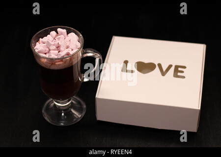 Hot Drink in ein Glas Schale mit rosa Marshmallows Stockfoto