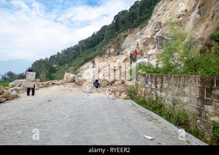 Die manuelle Arbeit Straßenbau in der Nähe von Duoyishu Dorf, Yuanyang Grafschaft, in der Präfektur Honghe in der südöstlichen Provinz Yunnan, China, Stockfoto