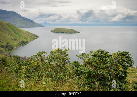 Schönen Panoramablick auf die Landschaft des Lake Toba und Kaffeeplantagen in Nordsumatra, Indonesien Stockfoto