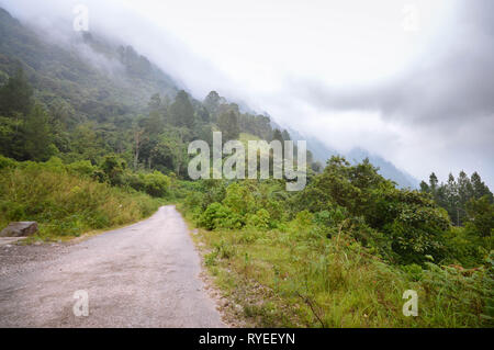Panorama von Straßen und Dörfern rund um Lake Toba in der Insel Samosir, Nordsumatra, Indonesien Stockfoto