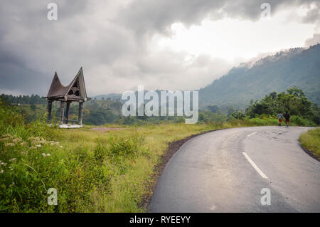 Panorama von Straßen und Dörfern rund um Lake Toba in der Insel Samosir, Nordsumatra, Indonesien Stockfoto