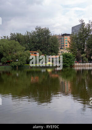 Kunming ist die Hauptstadt und die größte Stadt der Provinz Yunnan im Südwesten Chinas. Green Lake Park Stockfoto