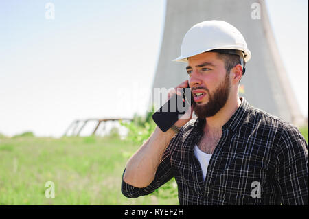 Professionellen Elektriker Ingenieur in einer weißen Helm am Arbeitsplatz. Stockfoto