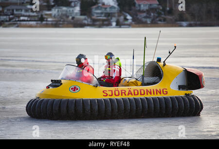 Öffnen hovercraft der Schwedischen Sea Rescue Gesellschaft auf dem Eis des Sees Malaren, Sigtuna, Schweden, Skandinavien Stockfoto