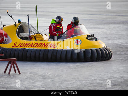 Öffnen hovercraft der Schwedischen Sea Rescue Gesellschaft auf dem Eis des Sees Malaren, Sigtuna, Schweden, Skandinavien Stockfoto