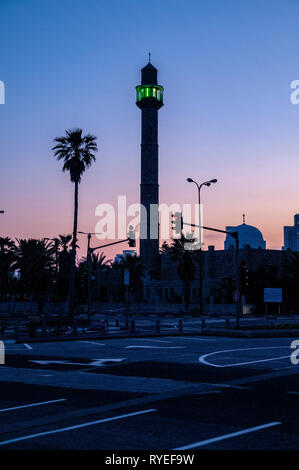 Das Minarett und Moschee von Hassan Beq Moschee in Jaffa, Israel in der Dämmerung Stockfoto