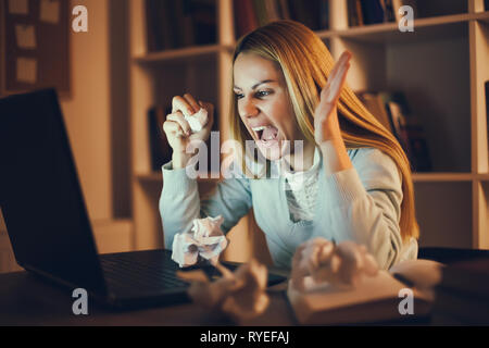 Das Lernen der Schüler zu Hause. Gerade online Kurs. Stockfoto
