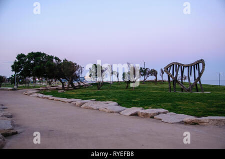 Charles Clore Park zwischen Tel Aviv und Jaffa. Altstadt von Jaffa und Alten Hafen im Hintergrund Stockfoto