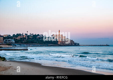 Israel, Jaffa, als aus dem Norden in der Morgendämmerung gesehen. Der alte Hafen auf der rechten und der Glockenturm der Kirche und Kloster des hl. Petrus in der Mitte Stockfoto