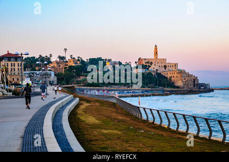 Israel, Jaffa, als aus dem Norden in der Morgendämmerung gesehen. Der alte Hafen auf der rechten und der Glockenturm der Kirche und Kloster des hl. Petrus in der Mitte Stockfoto