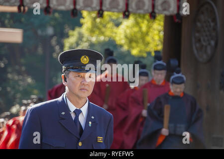 Priester in einer Prozession an der Meiji Schrein in Shibuya, Tokio, Zeremonie entfernt von Kaiser Meiji Geburtstag am 3. November zu gedenken. Stockfoto