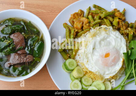 Spicy fried Hof lange Bean mit Fett Schweinefleisch rühren Curry topping Ei und gekochtem Schweinefleisch Blut Suppe Stockfoto