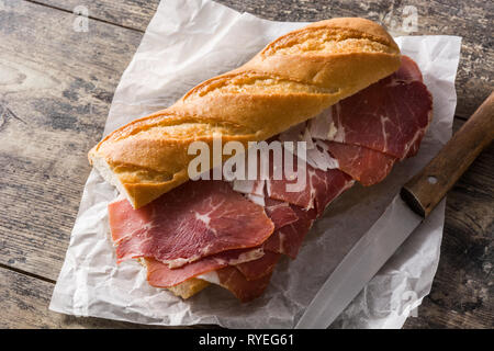 Spanischer Serrano Schinken Sandwich auf Holztisch. Stockfoto