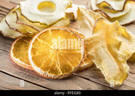 Getrocknete Früchte Slices auf Holz- Hintergrund. Ökologische Lebensmittel. Stockfoto