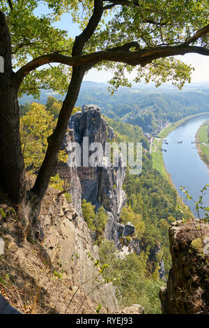 Blick vom Felsen der Bastei im Elbsandsteingebirge auf der Elbe in der Nähe von Rathen Stockfoto