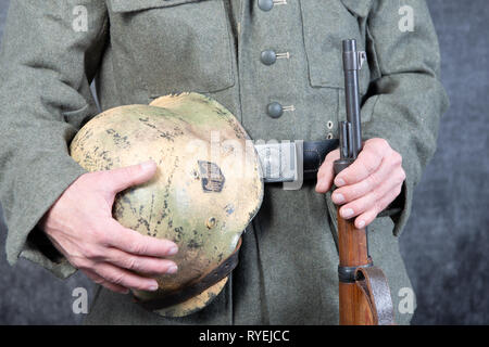 Gurt und Helm der deutschen Soldaten in einer Jacke im Zweiten Weltkrieg Stockfoto