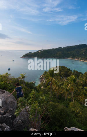 Ko Tao Island Blick von der hohen felsigen Hügel Stockfoto