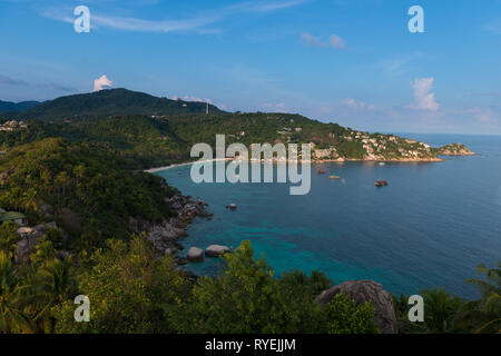 Ko Tao Island View der Shark Bay von der felsigen Hügel, Thailand Stockfoto