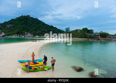 Menschen mit Kajaks auf Nang Yuan Island Beach, Insel Ko Tao, Thailand Stockfoto