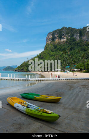 Zwei Kajaks auf Centara Grand Beach in der Nähe von Ao Nang, Thailand, Provinz Krabi Stockfoto