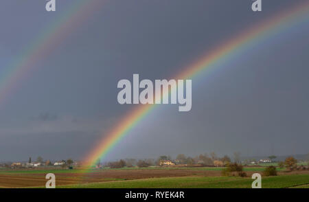 Schönen Regenbogen über der Landschaft der Provinz Pisa, Toskana, Italien, Europa Stockfoto