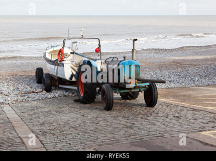 Fischerboot und Traktor, Cromer, Norfolk, England, Großbritannien Stockfoto