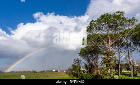 Schöne komplette Regenbogen über der Landschaft der Provinz Pisa, Toskana, Italien, Europa Stockfoto