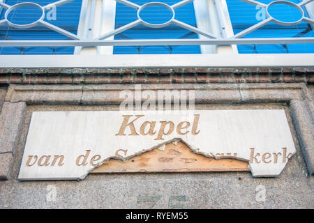 Reklametafeln aus Der kapel Van De Scientology Kerk in Amsterdam Die Niederlande 2019 beschädigt Stockfoto