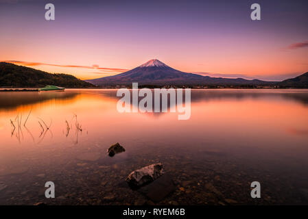 Landschaft Bild von Mt. Fuji über dem See Kawaguchiko bei Sonnenaufgang in Fujikawaguchiko, Japan. Stockfoto